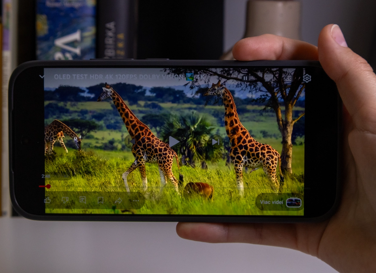 Xiaomi 17T OLED displej pri sledovaní videa