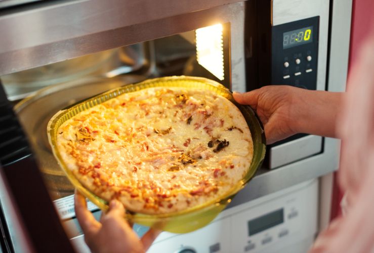 Zabudovan mikrovlnka dokže upiecť pizzu