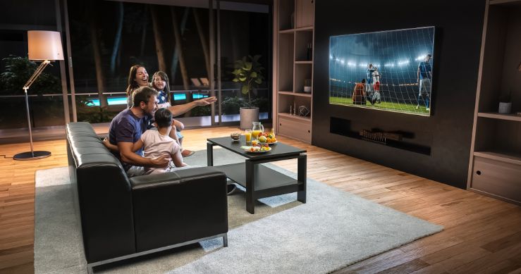Rodina sleduje zpas na Samsung TV