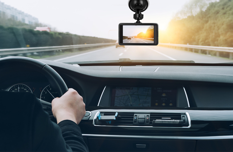 Kamera do auta monitoruje situciu pred autom. 