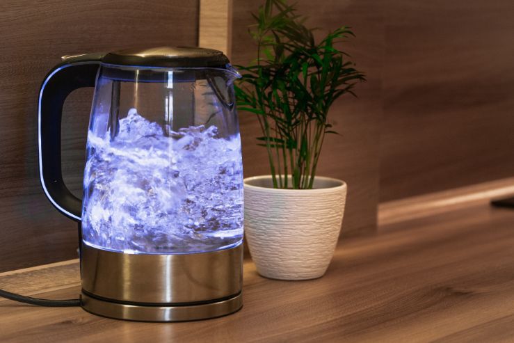 Rchlovarn kanvica sklenen s modrm podsvietenm.