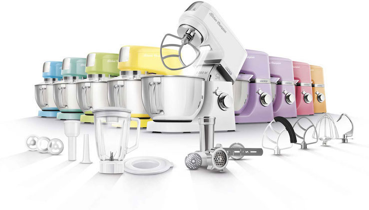 Kuchynsk roboty s prsluenstvom v rznych farbch.