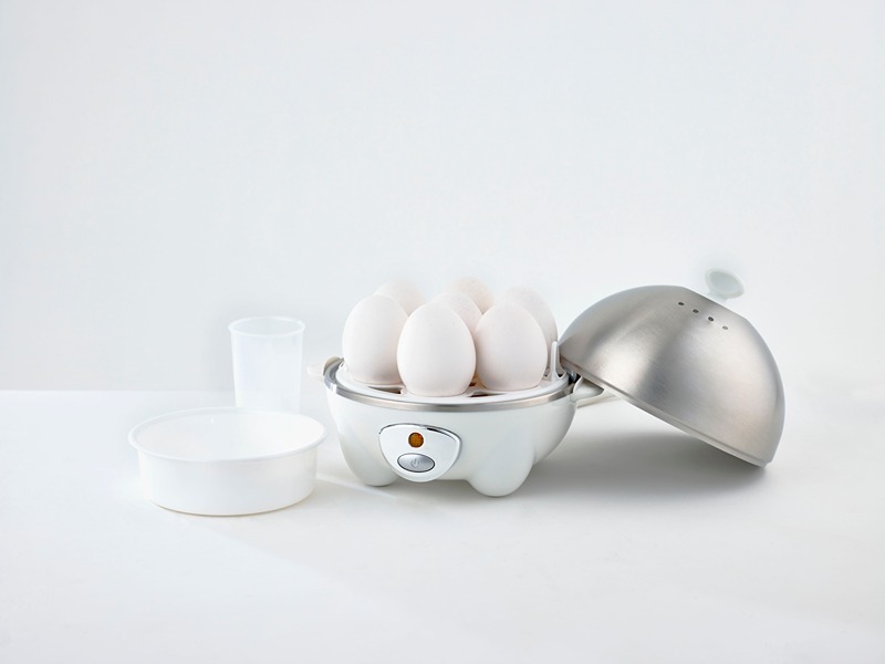 Varič vajec z keramiky v bielom preveden a s nerezovm vrchnm krytom.