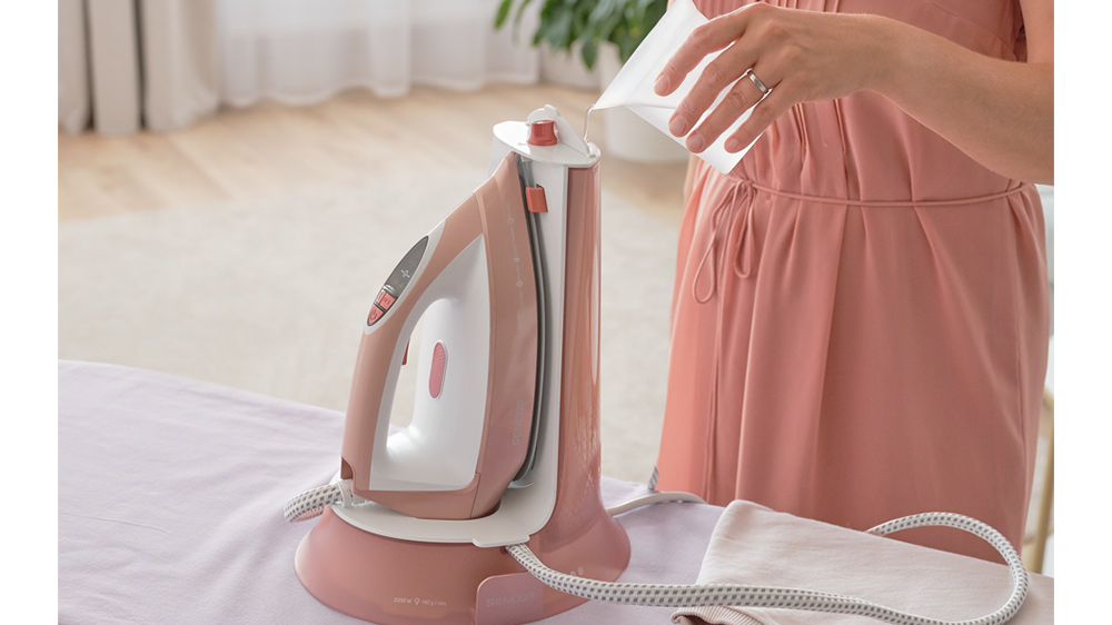 Žehlička s parnm genertorom je ľahk a jednoducho sa s ňou manipuluje.