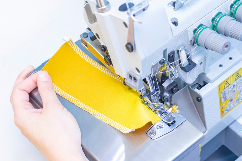 Overlock začisťuje vy a zroveň reže zbytočn kusy ltky.