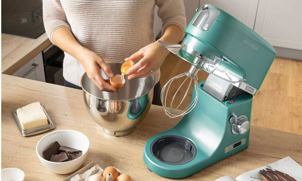 Kuchynsk robot Sencor s mixrom pripravuje ovocn smoothie.