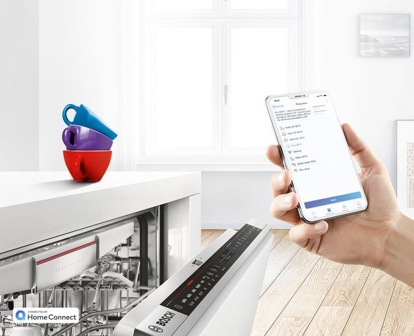 Úzku umývačku riadu môžete ovládať prostredníctvom mobilnej aplikácie.