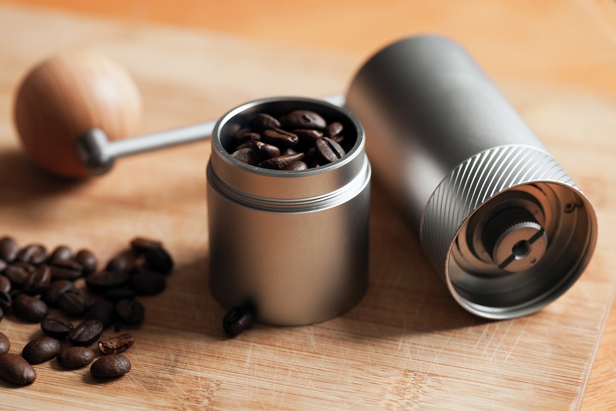 Samostatný mlynček na kávu.