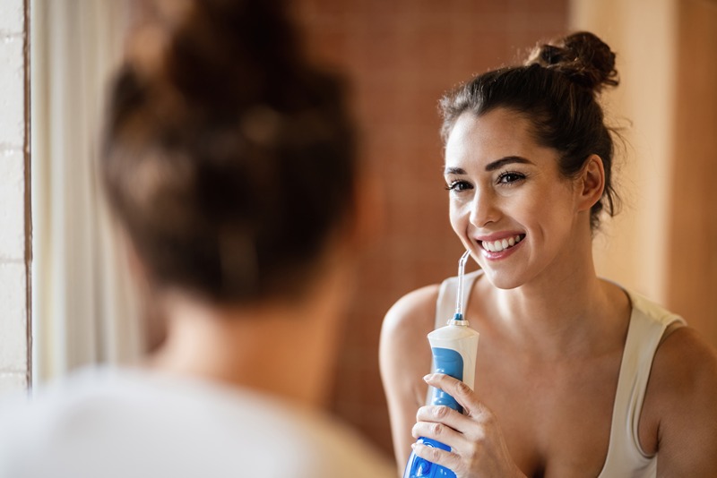 Cestovn zubn sprcha použvan ženou na prečistenie ďasien.