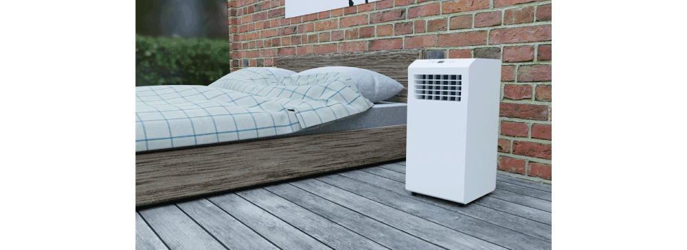 Ochladzovač vzduchu s režimom sleep umiesten vedľa postele.