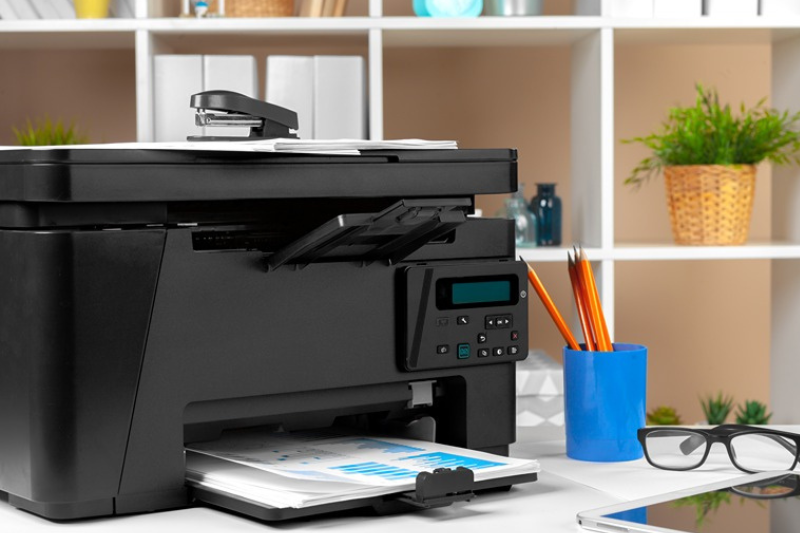 Čierna multifunkčn tlačiareň v kancelri.