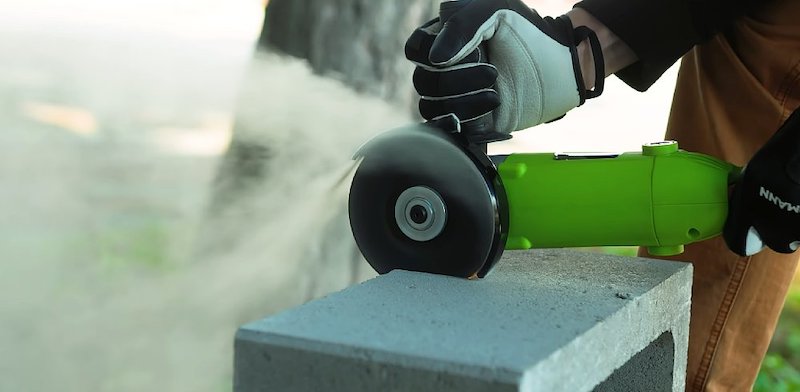 Rezanie betnu uhlovou brskou.