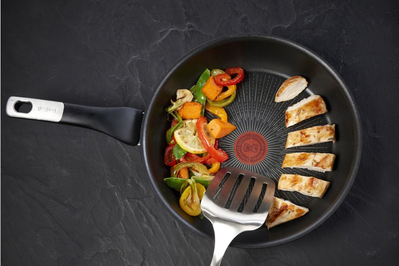 Materil panvice ovplyvňuje jej odolnosť.