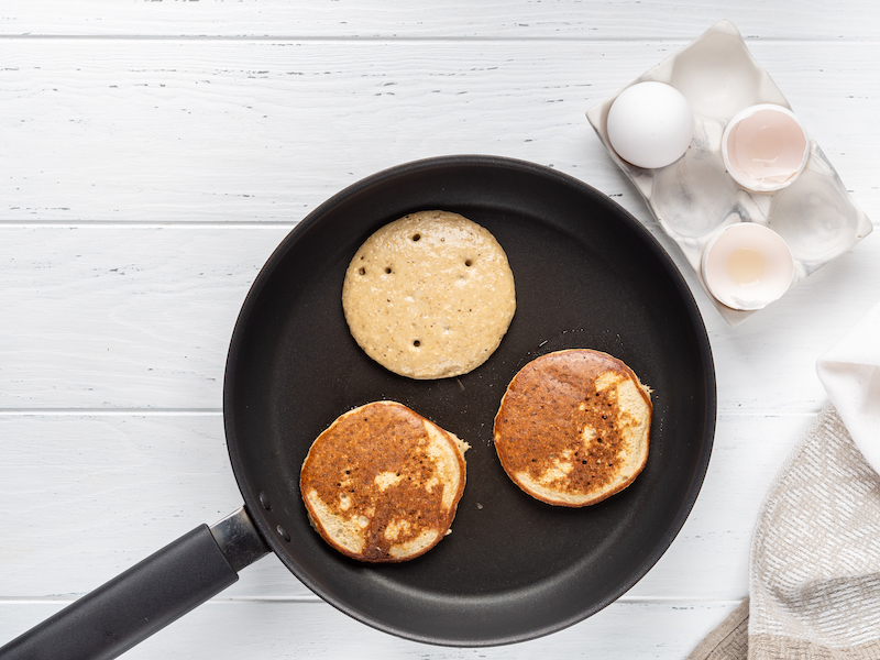 Panvica na lievance s nepriľnavm povrchom s tromi lievancami.