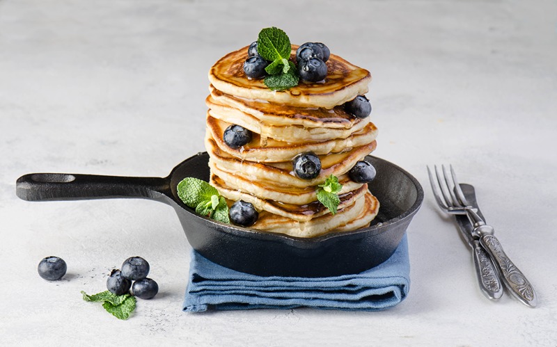Mal panvica na lievance s pripravenmi lievancami.