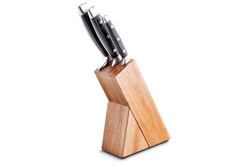 Set nožov so stojanom obsahuje kuchrsky nž, filetovac nž a univerzlny nž.