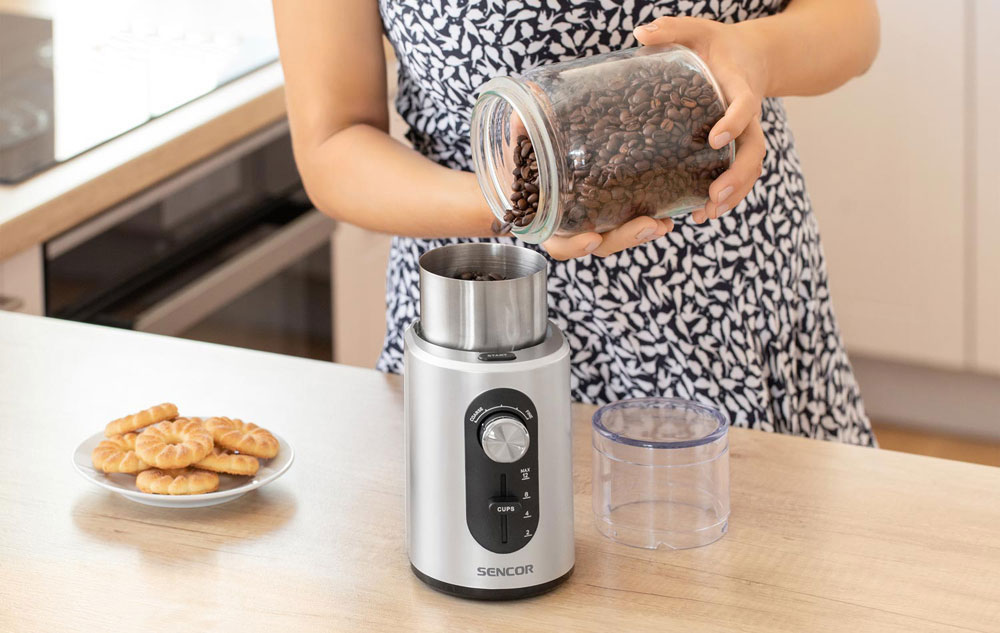 Elektrický mlynček na kávu Sencor so zásobníkom na 60 g kávových zŕn.