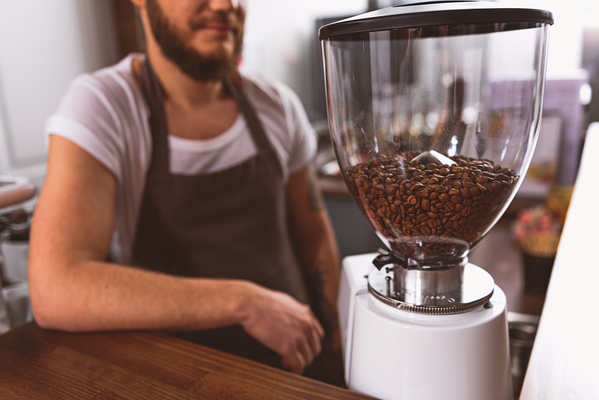 elektrické mlynčeky na kávu dokážu pomlieť kávové zrná do niekoľkých sekúnd.