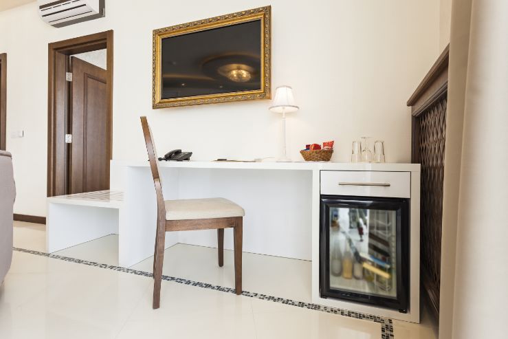 Pohľad na miestnosť kde je zabudovan minibar