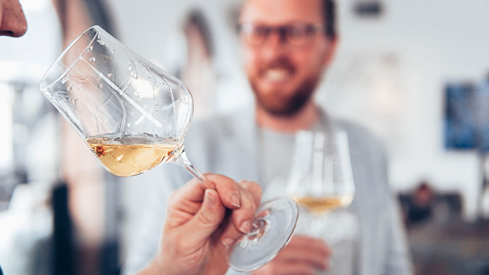 Pohľad na domce vinotky v kuchyni. 