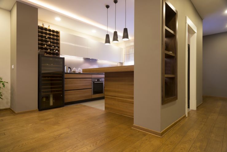 Elegantn, modern kuchyňa, kde je umiestnen vstavan vinotka