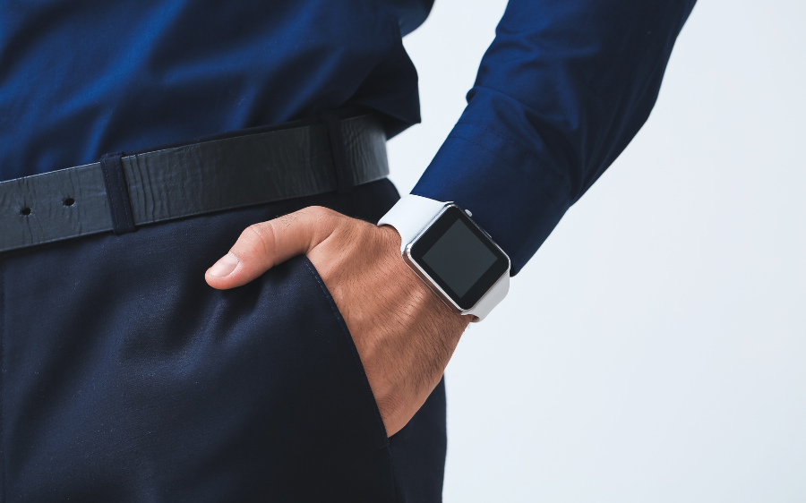 Osoba m na zpst elegantn pnske smart hodinky