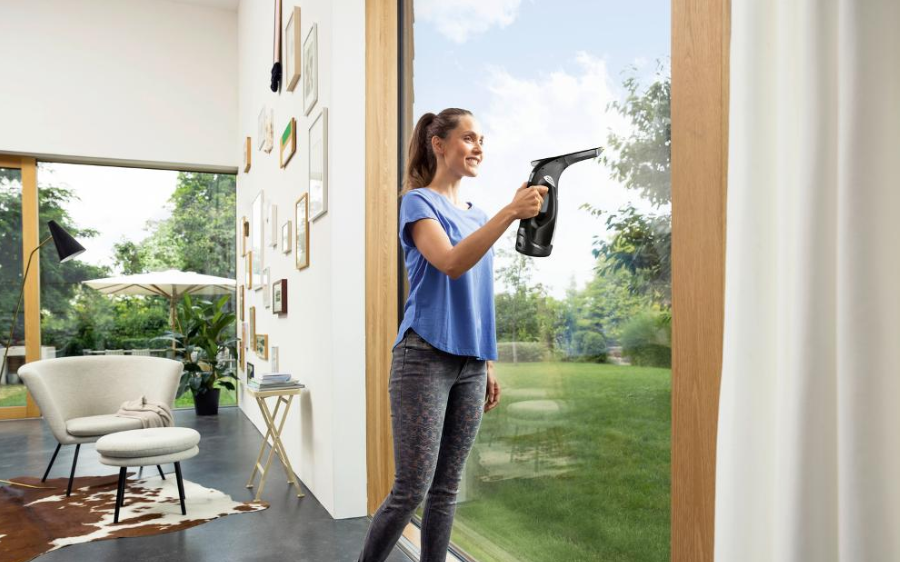 Čistič Krcher na okn pri prci.