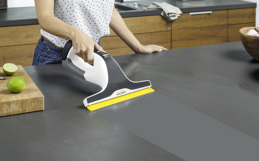 Krcher čistič pri držbe kuchynskej linky.