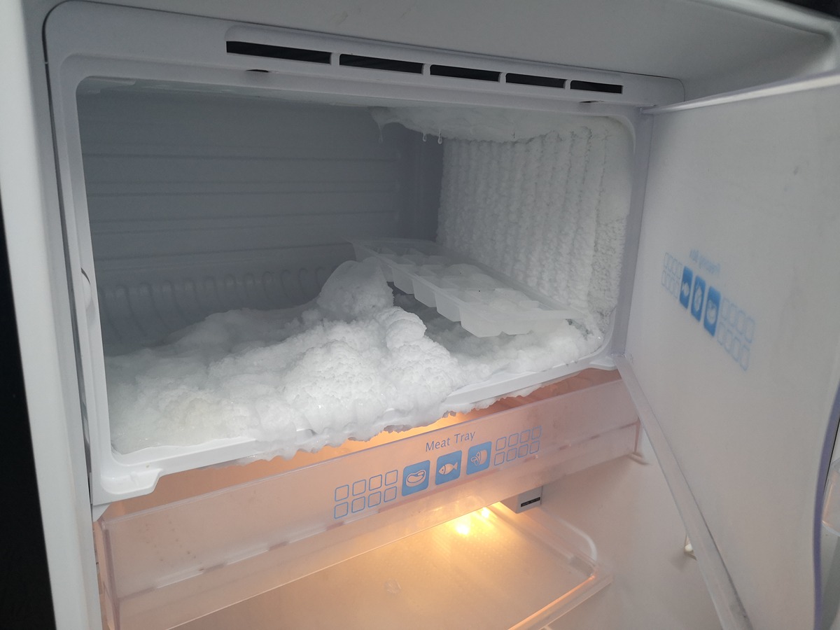 Hrubá vrstva námrazy v chladničke so statickým chladením.