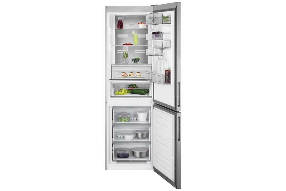 Vntorne rozloženie polc v chladničke s mrazničkou AEG.