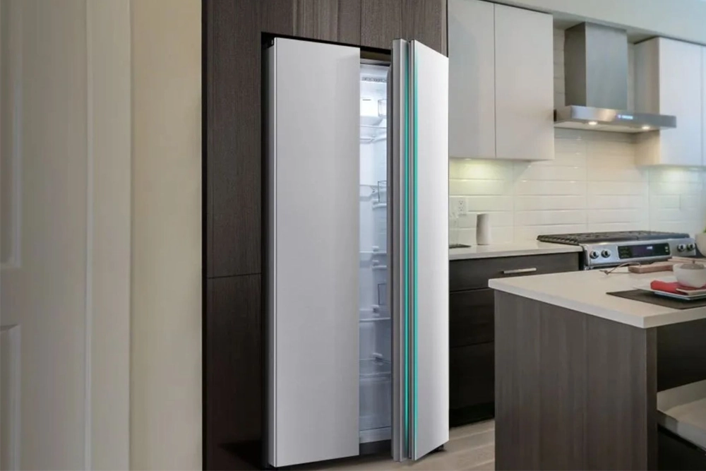 Side by Side kombinovan chladnička Hisense.