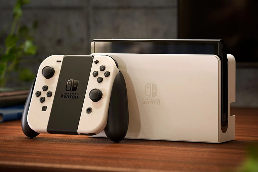 Hern konzola Nintendo Switch OLED v bielo čiernom preveden.