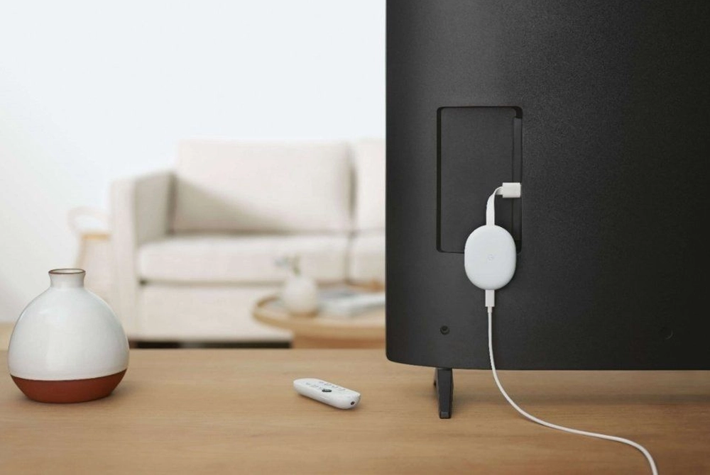Chromecast od Google pripojen k TV.