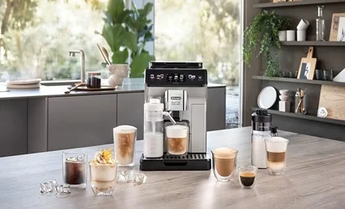 Automatický kávovar umožňuje prípravu rôznych kávových nápojov vrátane latte a cappuccino.