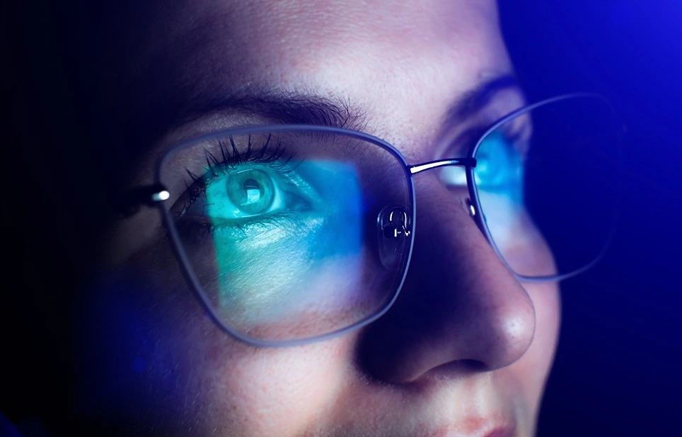 Okuliare blokujúce modré svetlo zabránia únave očí, ich vysúšanie a tiež nepríjemnej bolesti hlave.