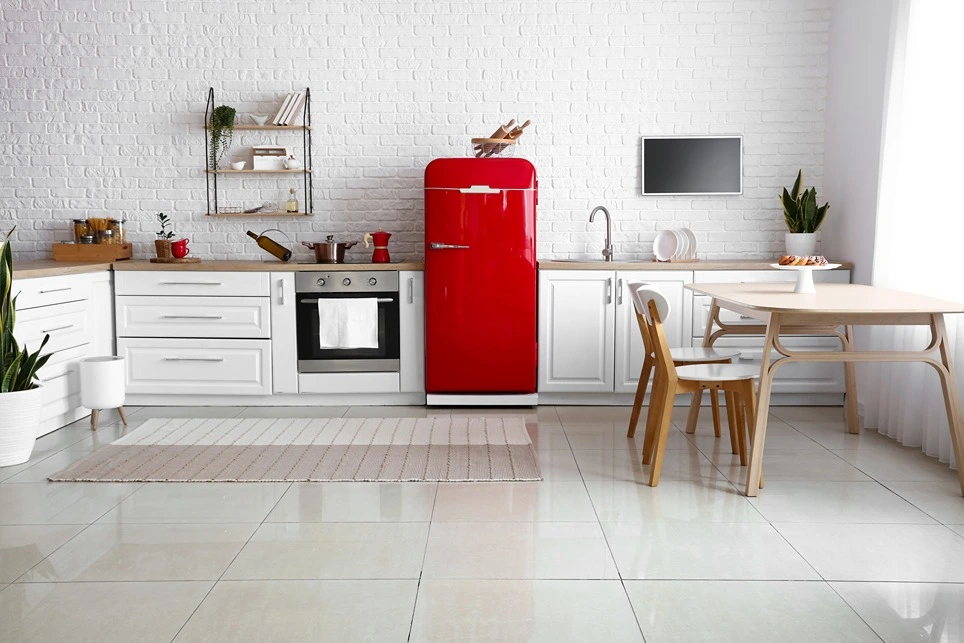 Červená retro kombinovaná chladnička s mrazničkou.