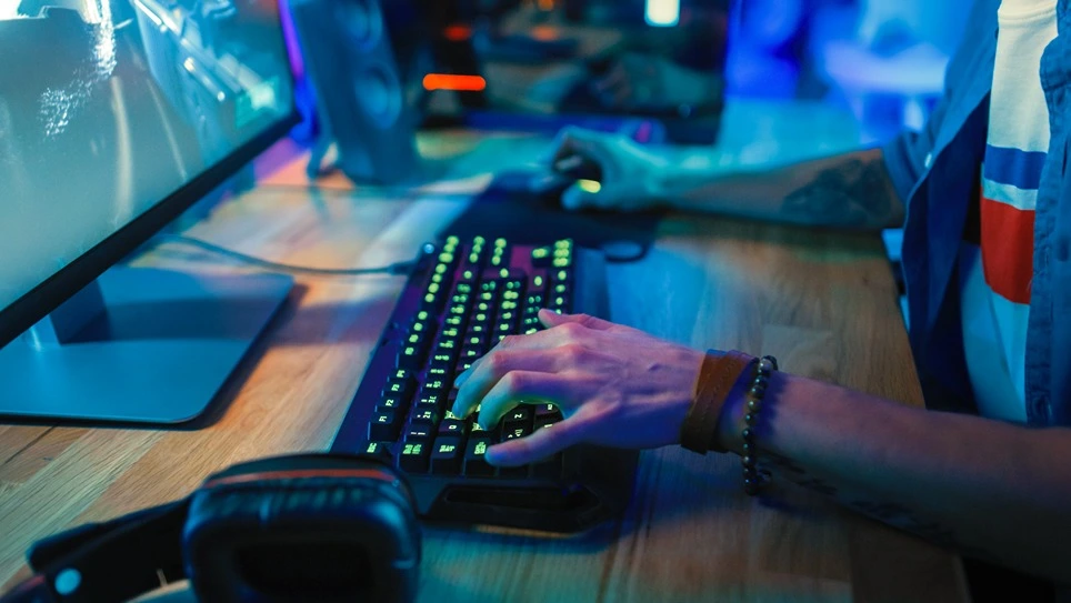 Hráč hrá FPS hru s pomocou hernej myši a hernej klávesnici.