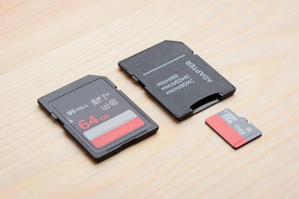 Porovnanie pamäťovej karty SD a Micro SD karty, ktorej súčasťou je aj adaptér.