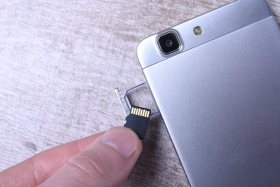 Micro SD karta je svojou veľkosťou ideálna do smartfónov.