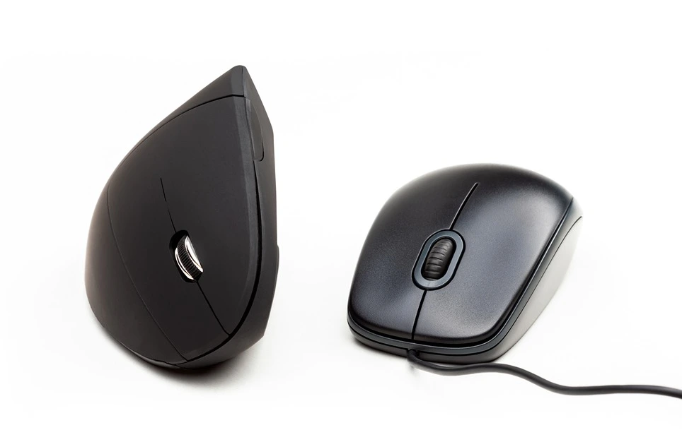 Na obrázku je klasická PC myš verzus vertikálna PC myš.