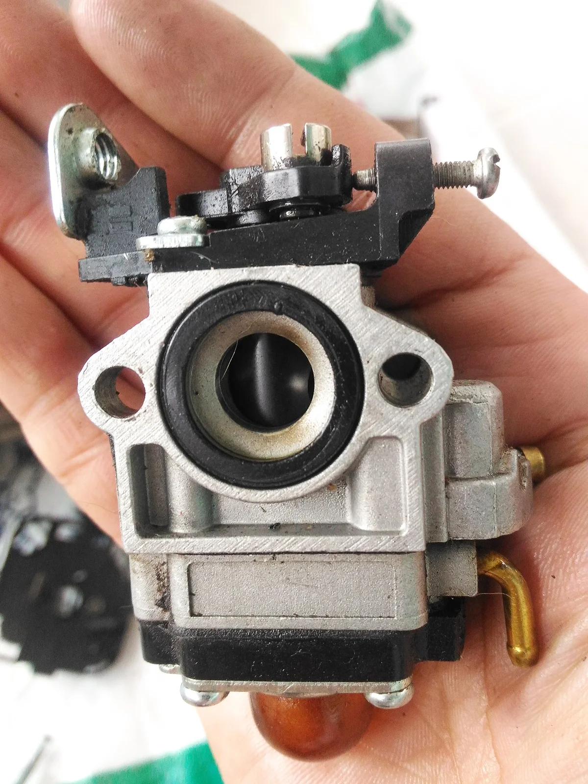 Ako vyčistiť karburátor v kosačke