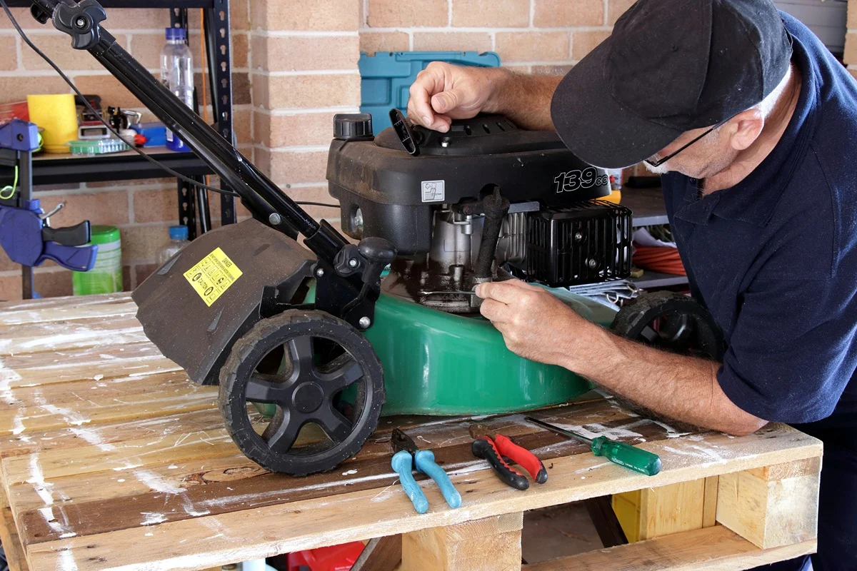 Odstránenie kábla sviečky pred čistením karburátora.