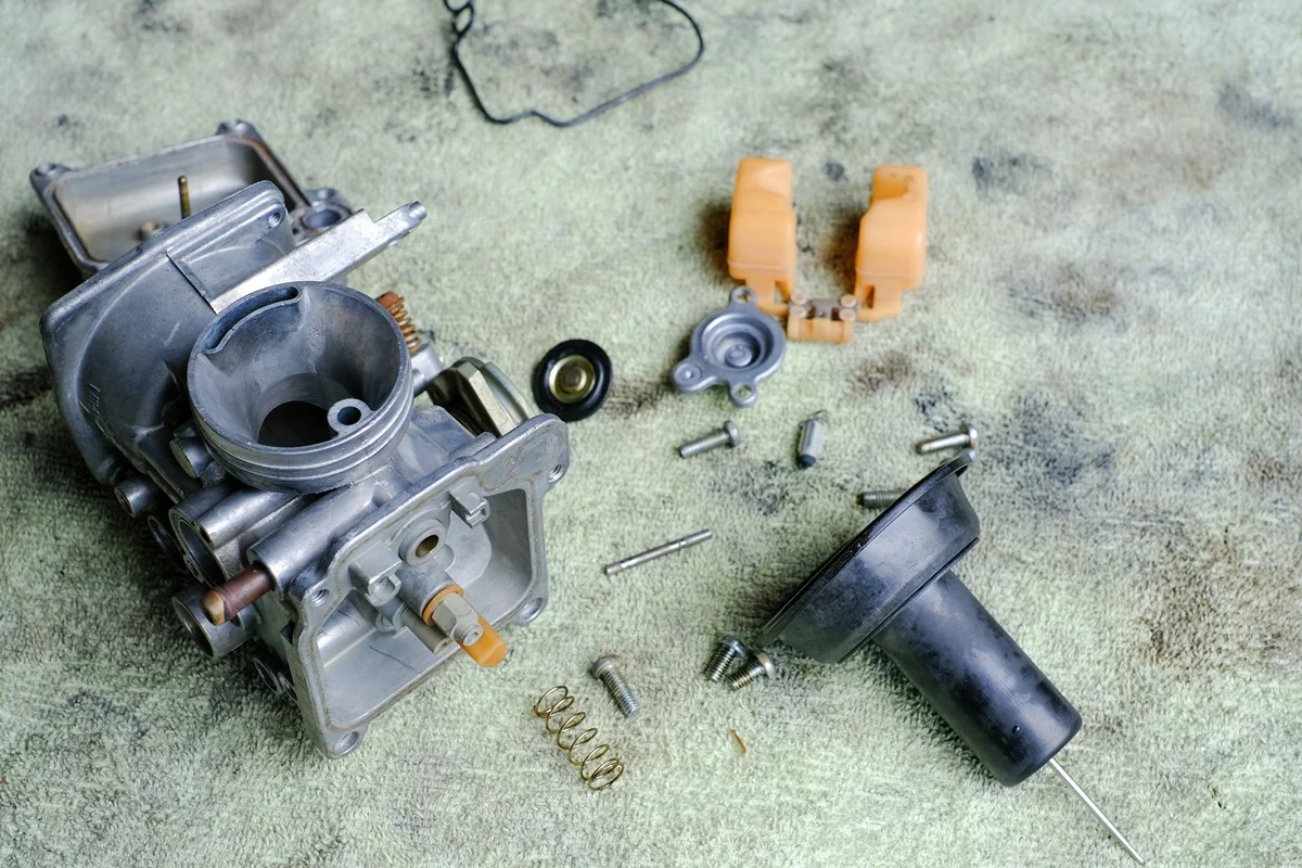 Rozobratý karburátor.