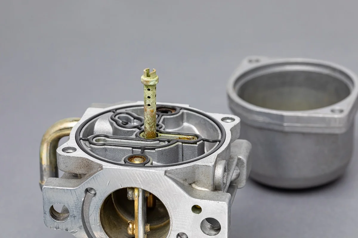 Karburátor kosačky.