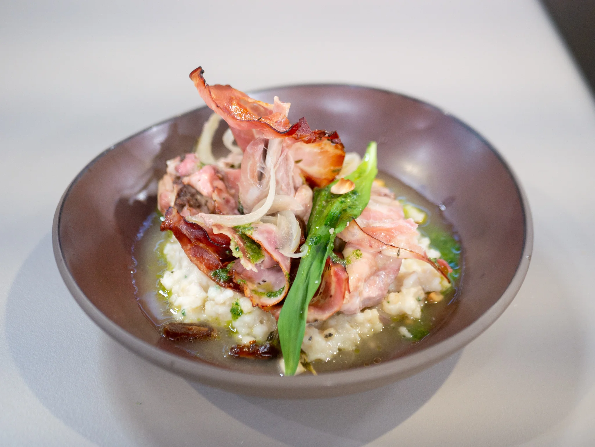 Fricassee zo zajaca s čerstvými bylinkami a slaninou