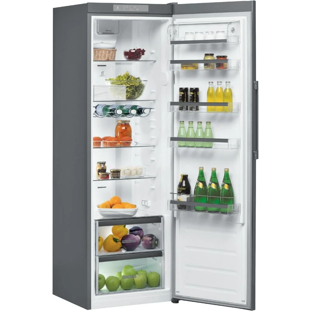 Potraviny a nápoje vo dverách chladničky.