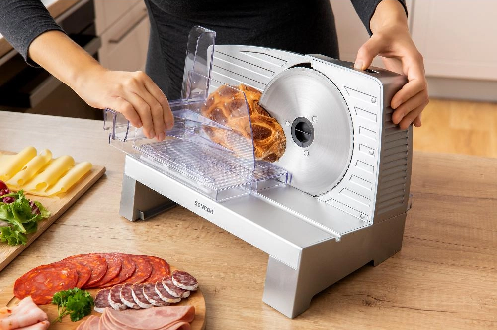 Krjač na chlieb s chrničom prstov.