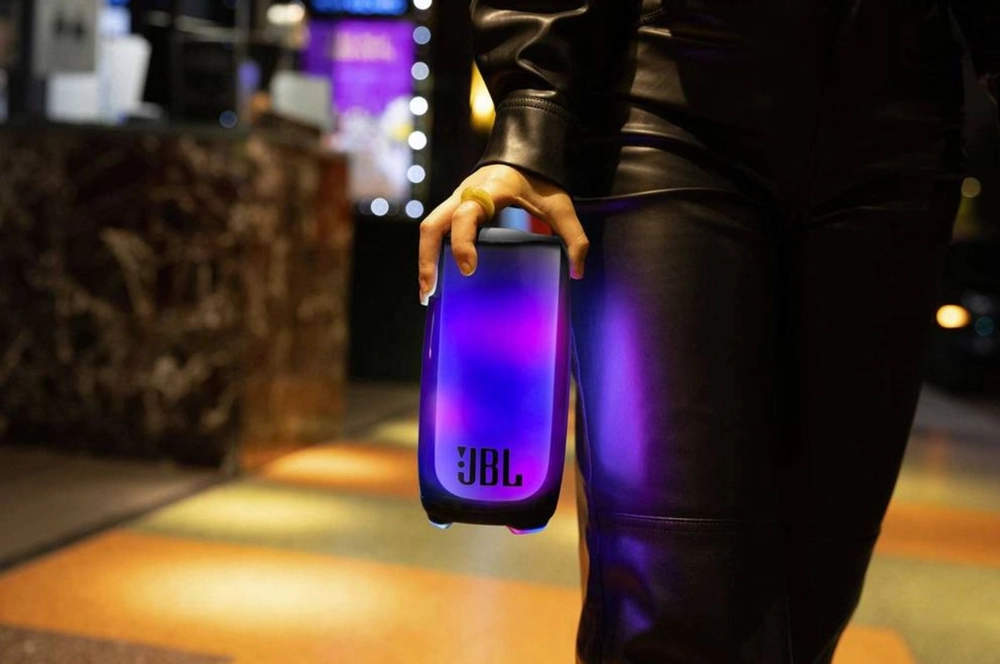 LED osvetlenie prty JBL bezdrtovho reproduktora.