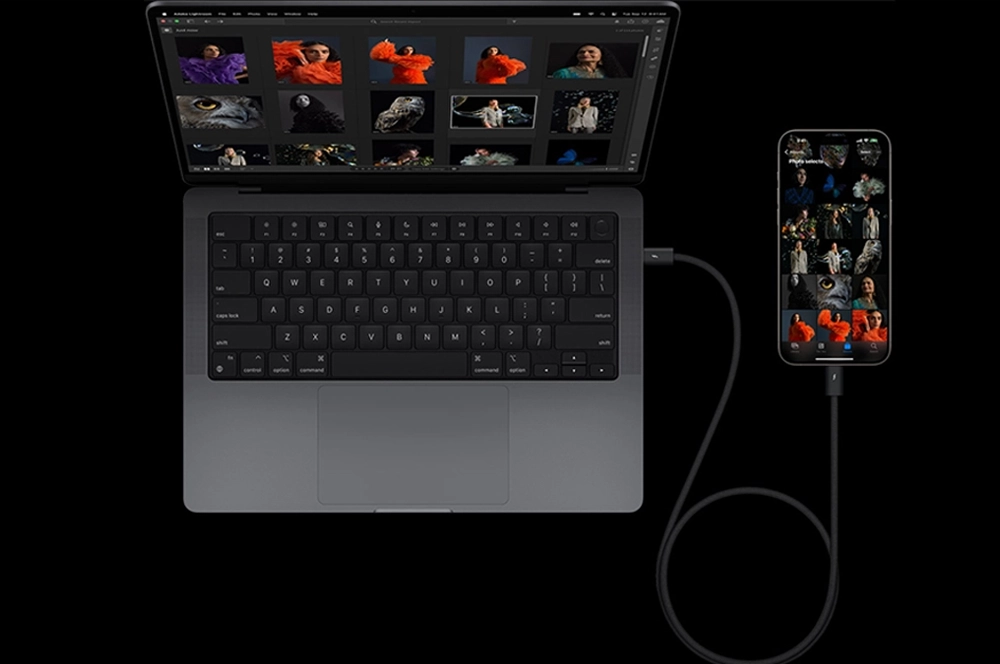 iPhone 15 Pro Max m USB-C konektor.