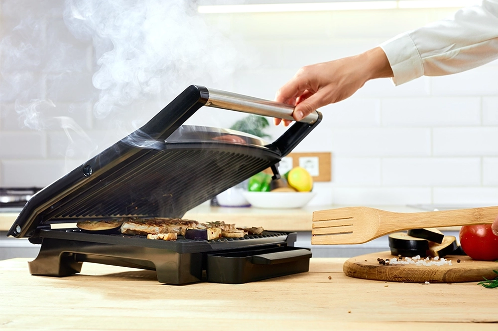 Kontaktn gril s odnmateľnou miskou na tuk.
